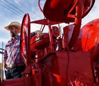 Красный трактор и небо. Фотограф - J.Billey (2015)